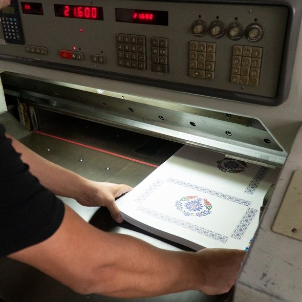 Guillotine cutting printed pages